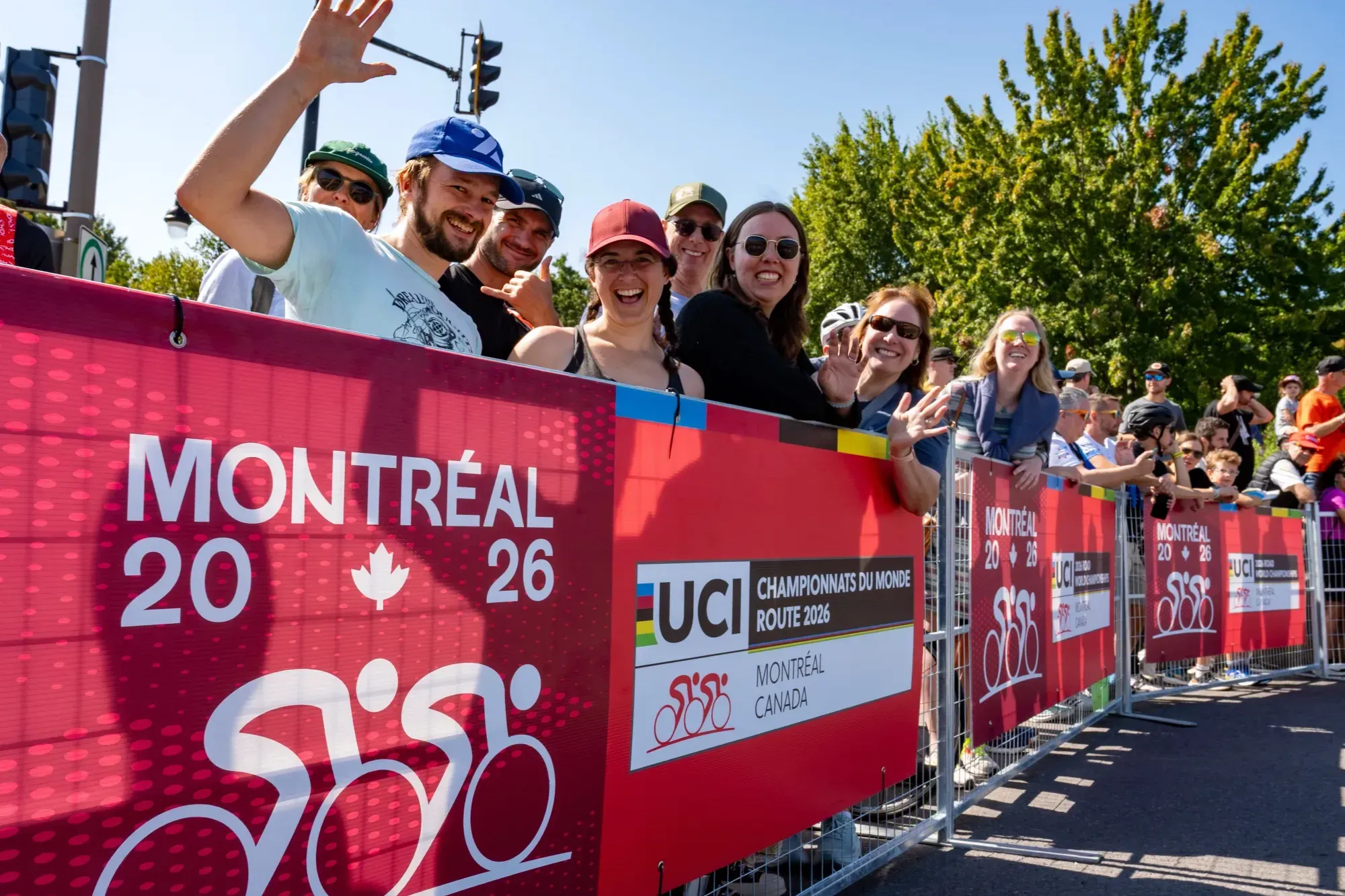 Une petite foule enthousiaste se tient derrière des clôtures des Championnats du Monde Route UCI. 