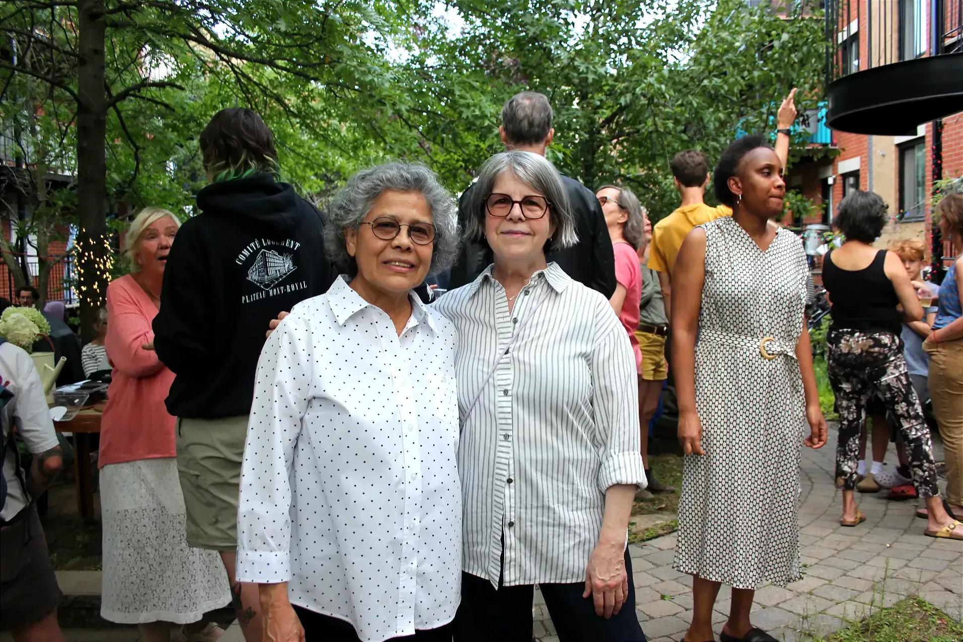 Ana Amaya et Caroline Bourgeois devant les participants de la fête de 20 ans de la coopérative d'habitation Marie-Anne.