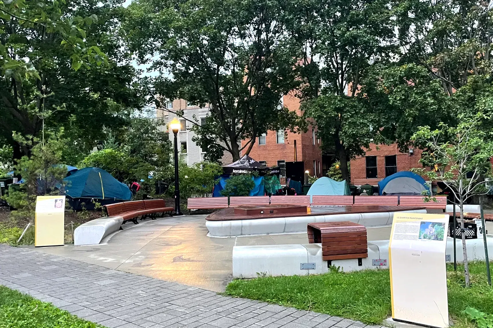 Les parc Lucia-Kowaluk. On voit des tentes installées derrières les bancs publics. 
