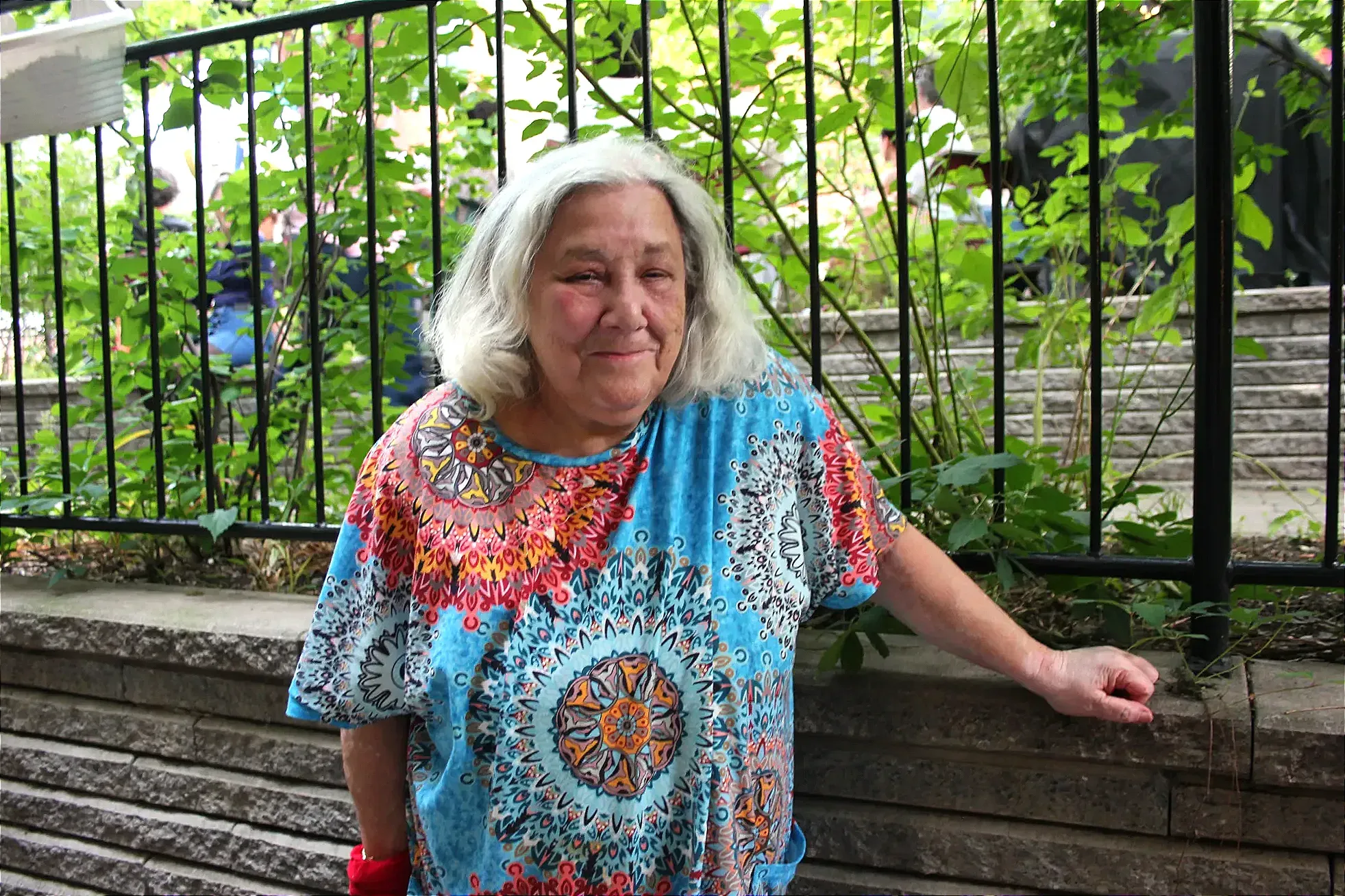 Chantal Aznavourian pose sur sa terrasse.