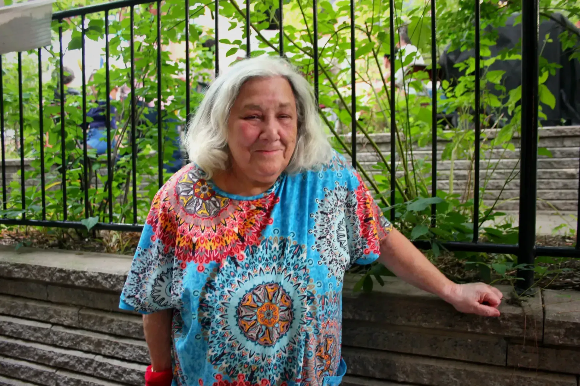 Chantal Aznavourian pose sur sa terrasse de la coopérative d'habitation Marie-Anne.