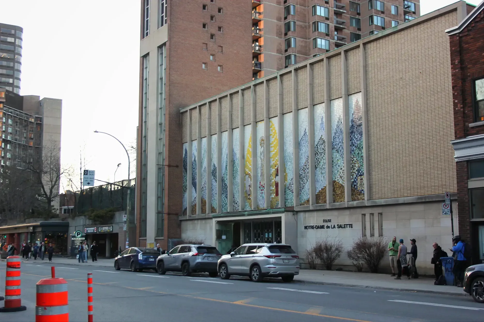 La façade de l'église Notre-Dame-de-la-Salette vue du côté opposé de l'avenue du Parc.