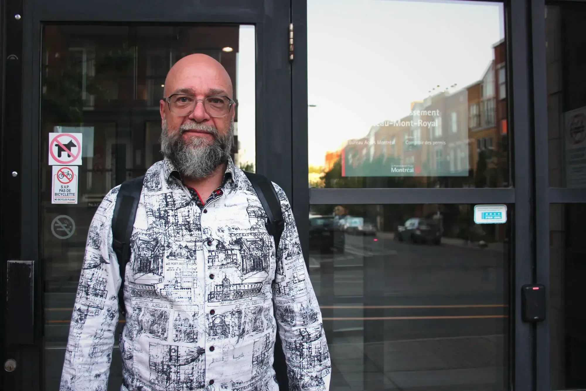 Erick Desranleau devant l'entrée de la mairie du Plateau-Mont-Royal.