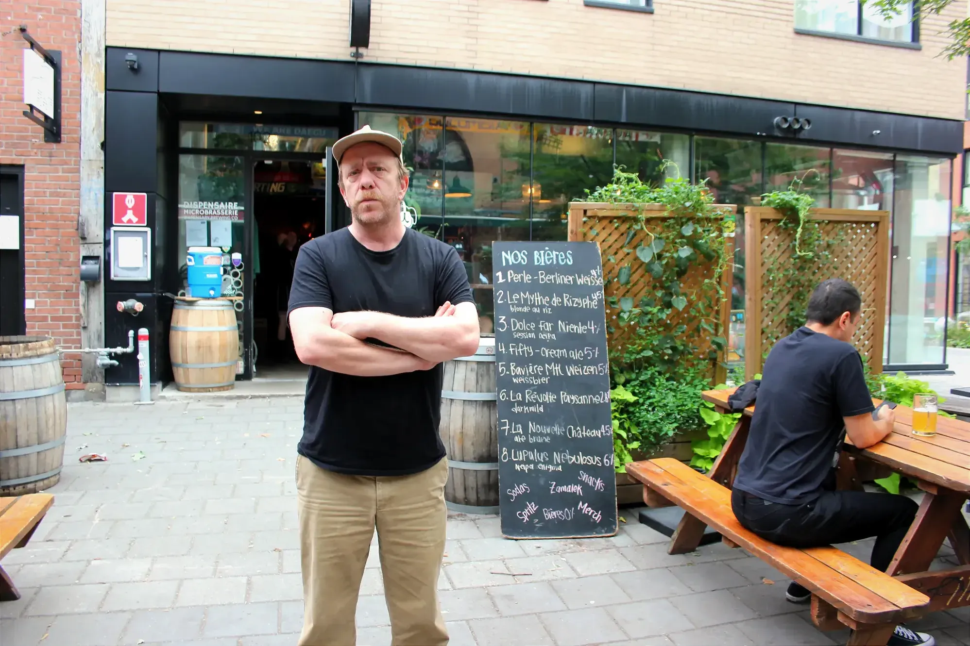 Jean-Baptiste Hervé sur la terrasse du Dispensaire Microbrasserie.