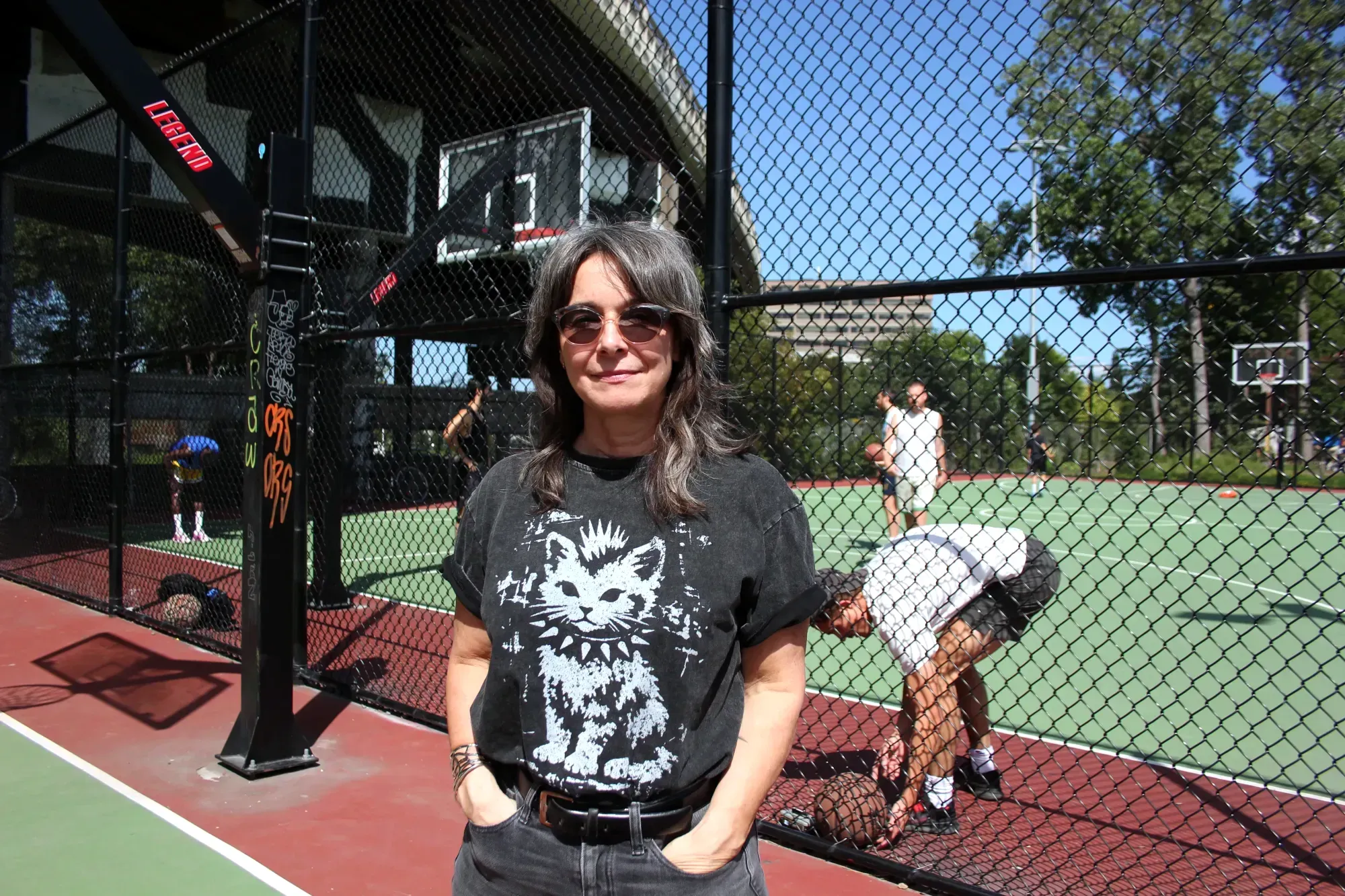 Marie Plourde, devant le terrain extérieur de basketball du Mile End. 