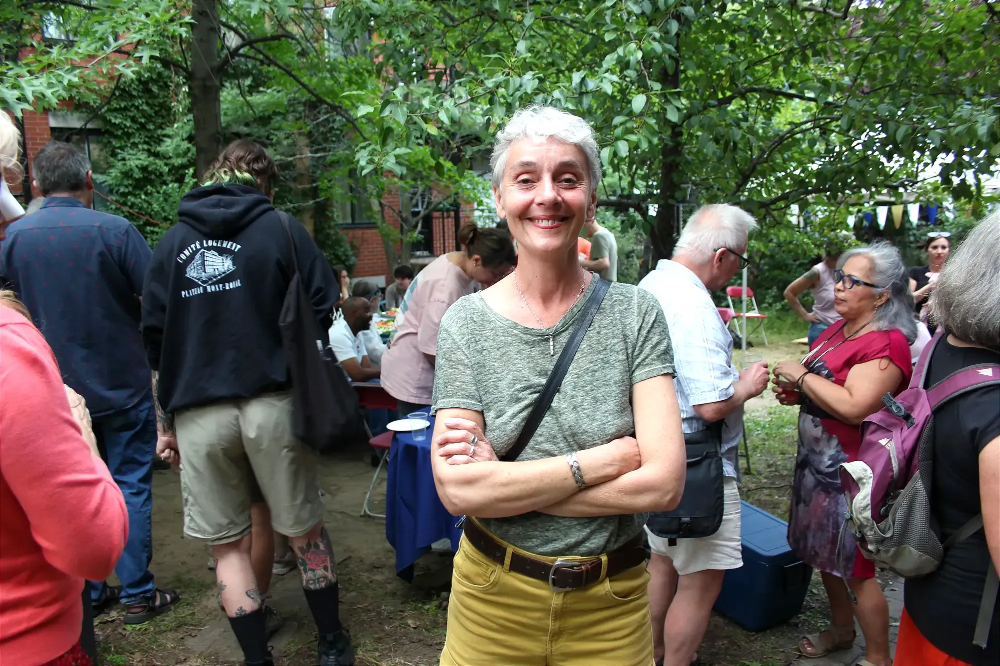 Nadège Magnin pose parmi les fêtards réunis dans le cour de la coopérative Marie-Anne, à l'occasion de ses 20 ans.