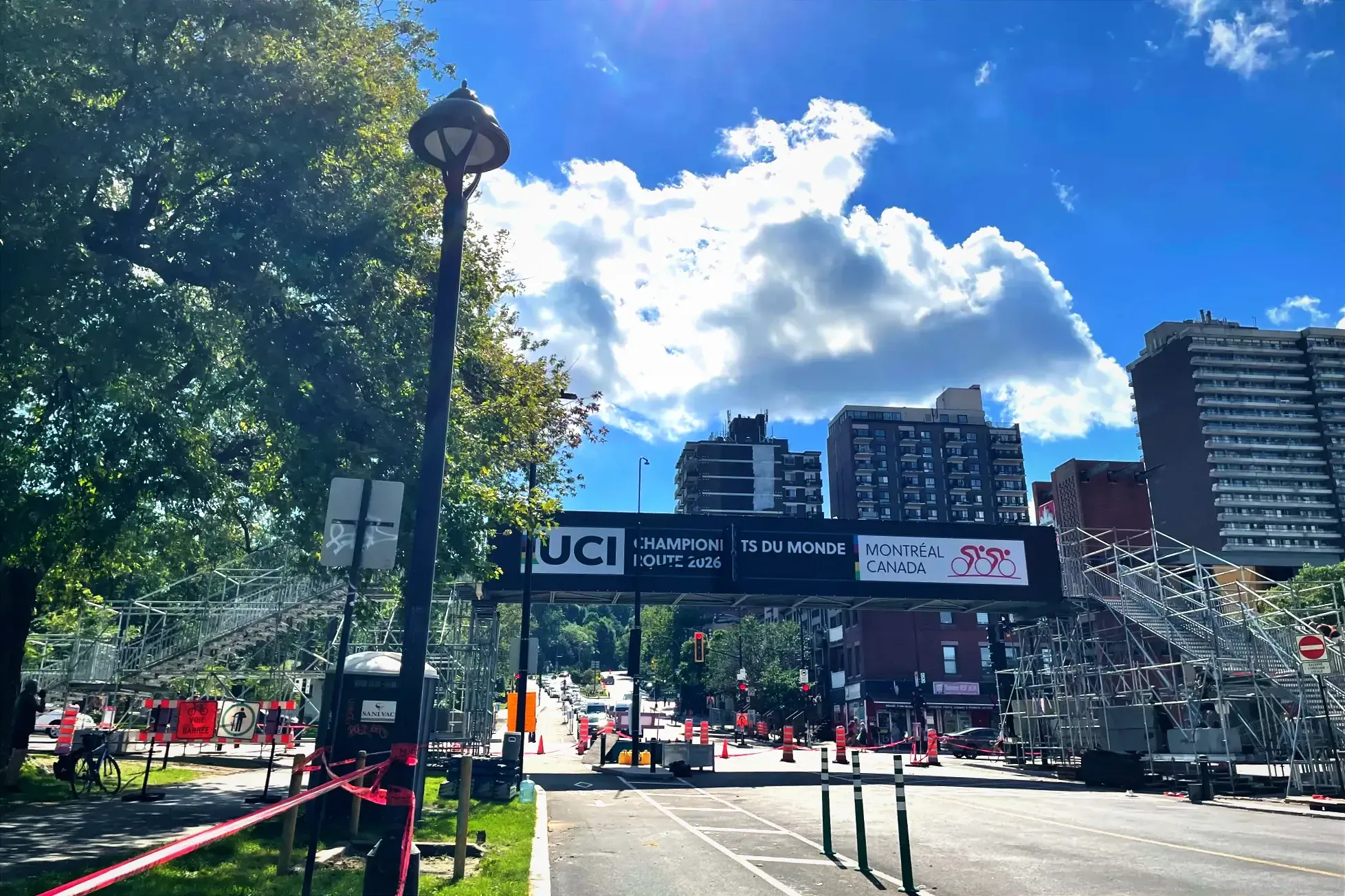 Une passerelle UCI Championnats du Monde Route 2026 enjambe l'avenue du Mont-Royal pour se rendre au parc Jeanne-Mance. 