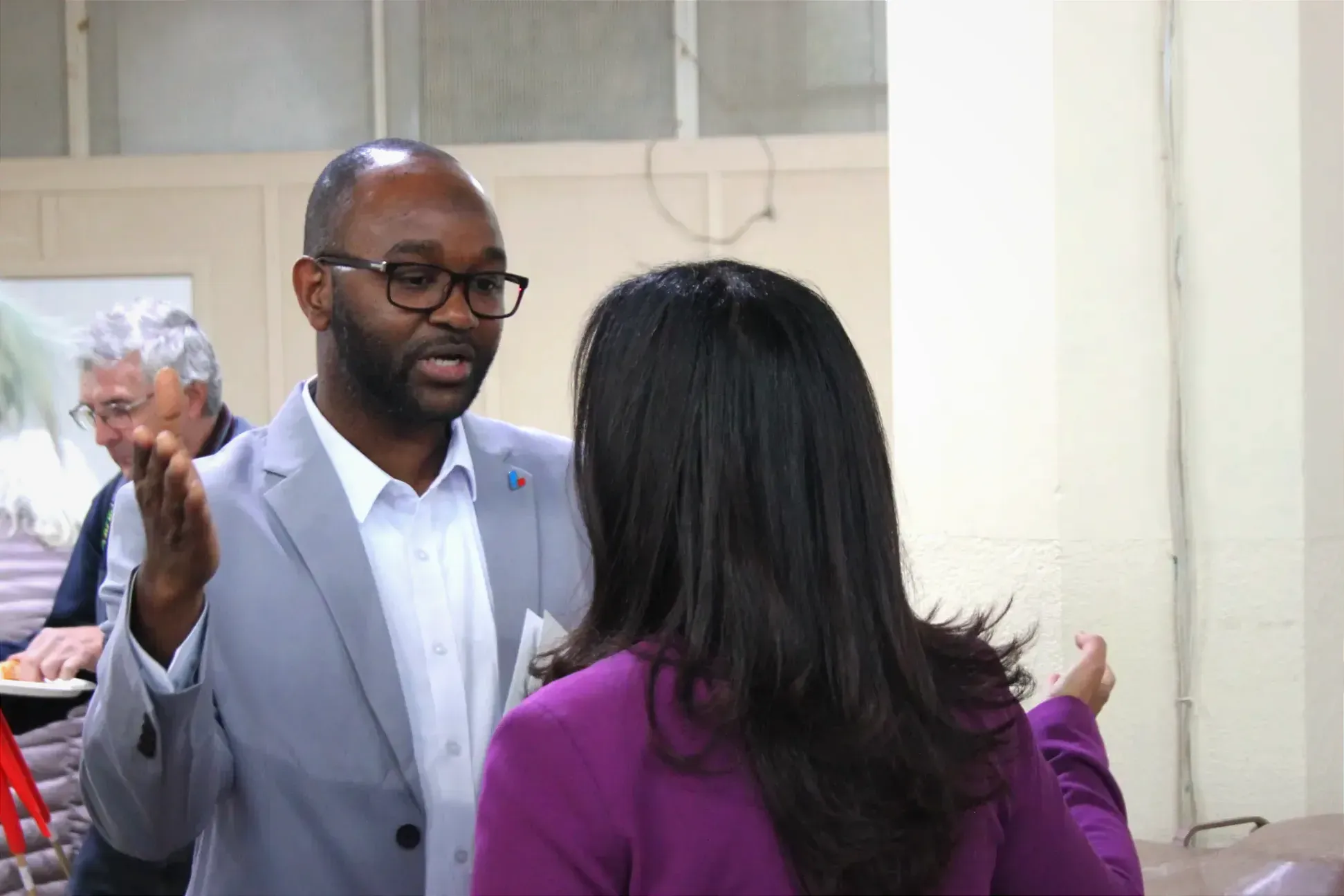 Thierno Diallo faisant face à Ruba Ghazal, vue de dos. 