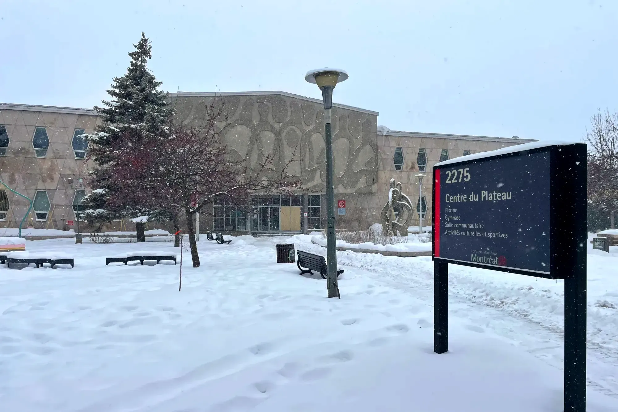 Le terrain enneigé du Centre du Plateau et la pancarte l'annonçant sous les flocons.