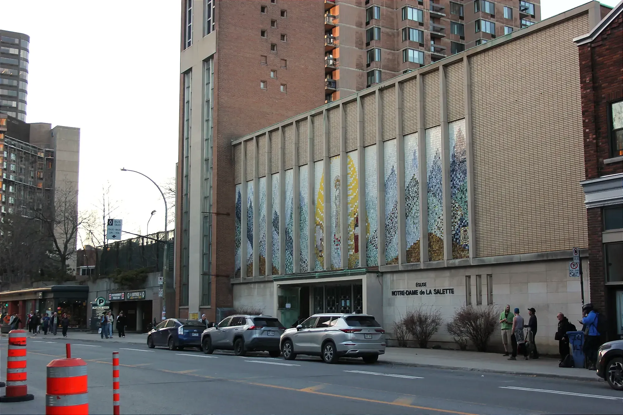 La façade de l'église Notre-Dame-de-la-Salette vue du côté opposé de l'avenue du Parc.