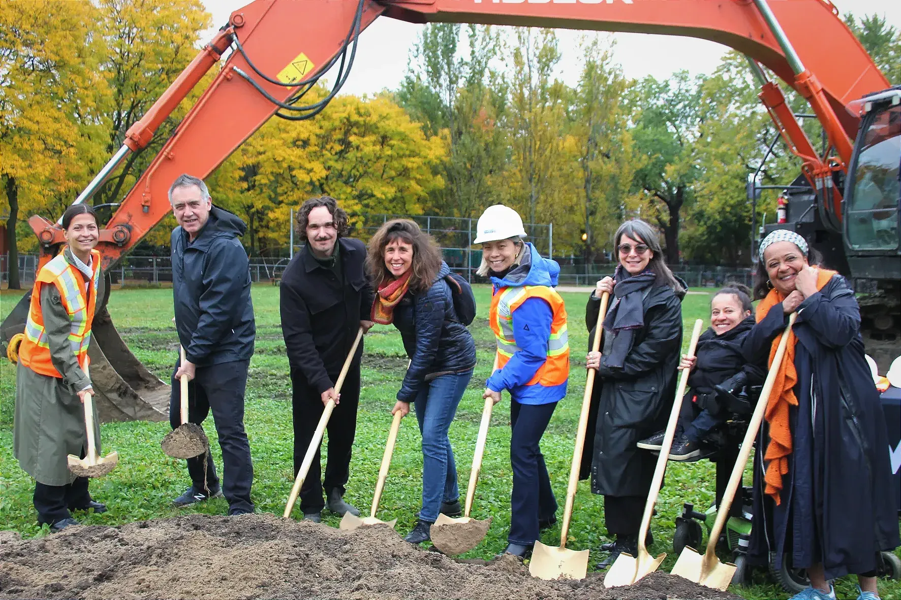 Les sept membres du conseil d'arrondissement du Plateau-Mont-Royal et la conseillère d'arrondissement d'Outremont, Mercedez Plante, posent pour leur pelletée de terre symoblique sur le site du chantier de la future piscine du parc Baldwin.