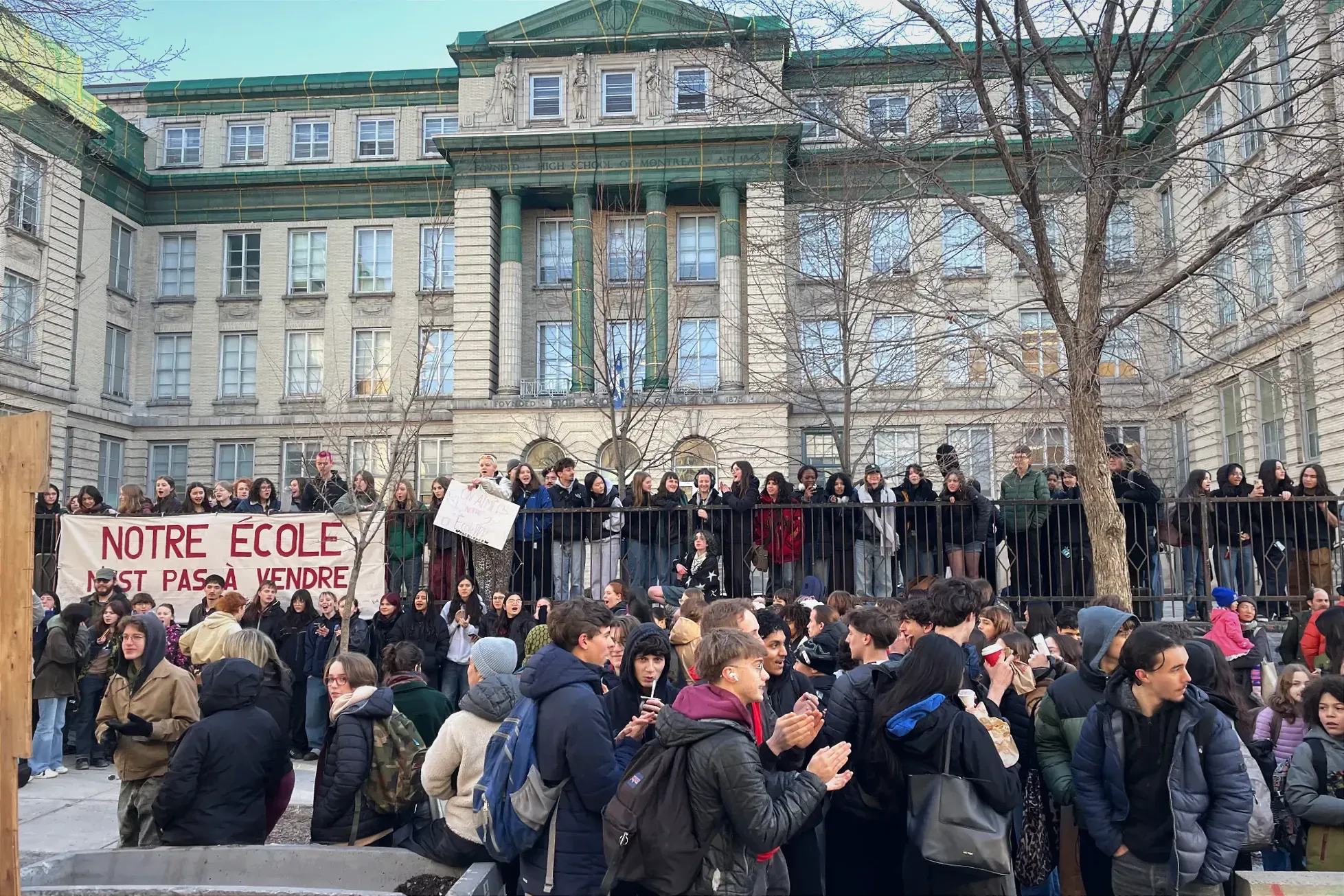 Quelques centaines d'élèves sont réunis par un matin printanier aux allures froides, devant le bâtiment de l'école FACE au centre-ville.