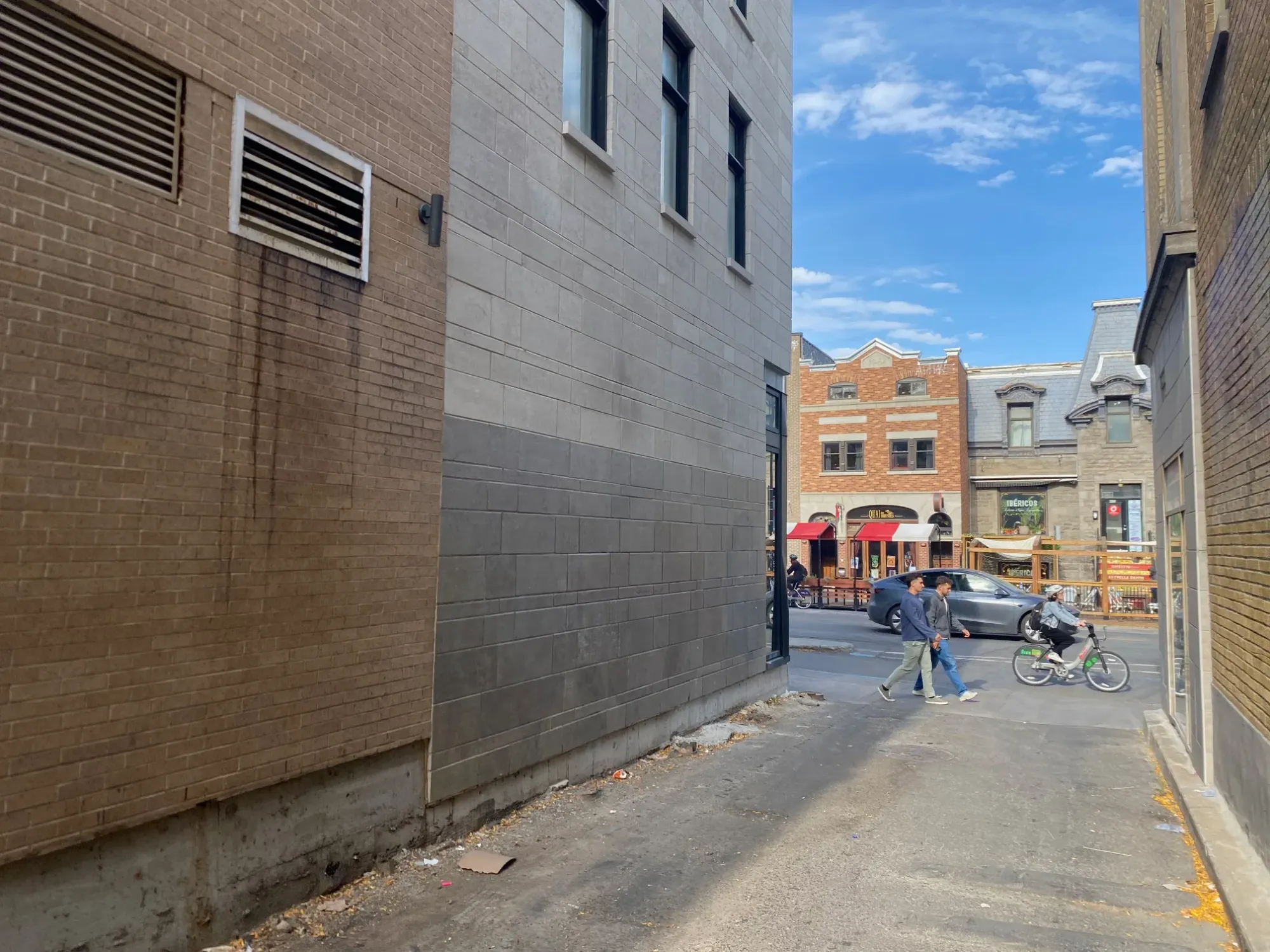 À environ 10 pieds du sol, une sortie de ventilation dans la ruelle.