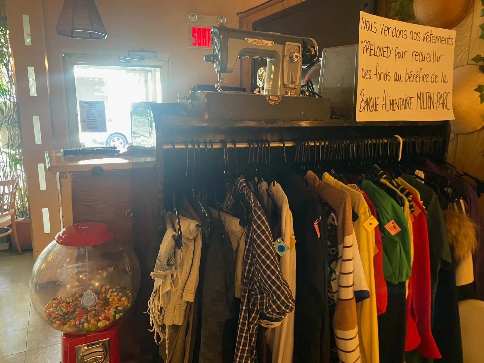 Vêtements à vendre dans le restaurant
