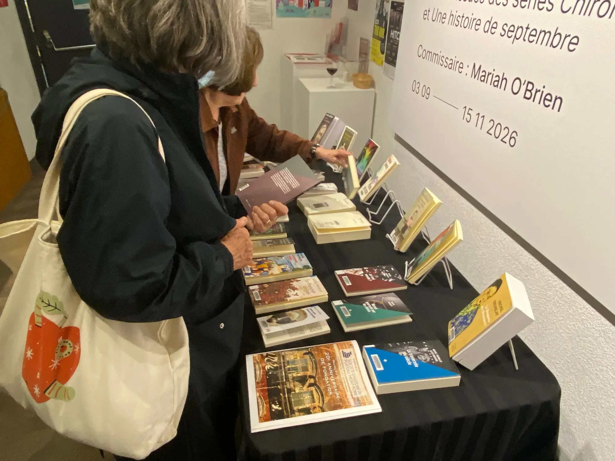Femmes regardant des livres disposés sur une table