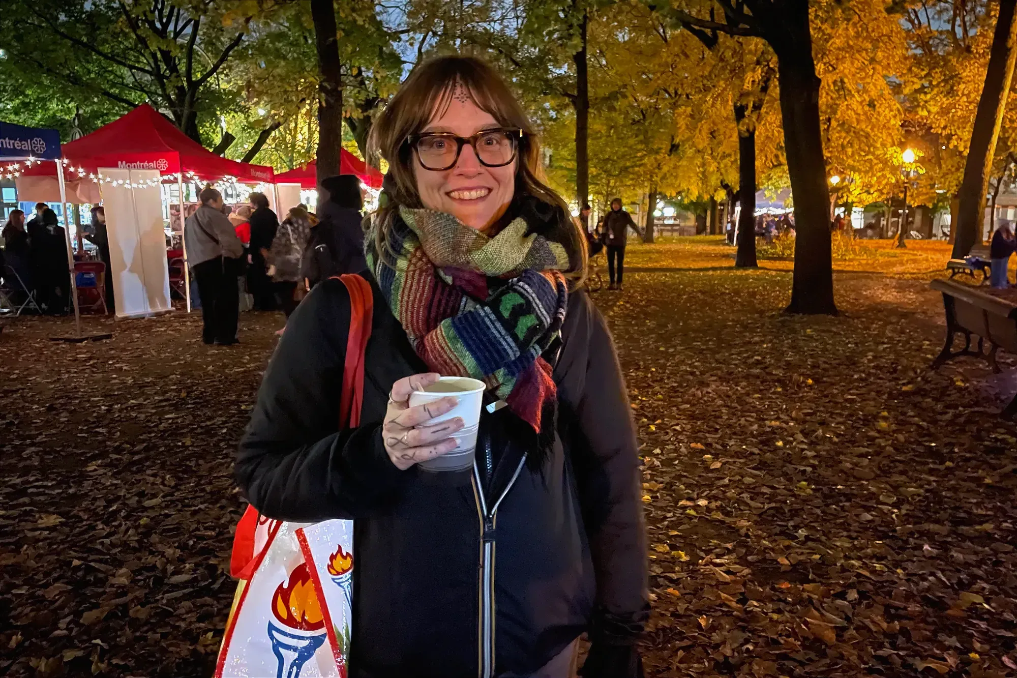 Valérie Doran, boisson chaude à la main, pose dans le parc Lahaie, le soir de la Nuit des Sans-Abri du Plateau-Mont-Royal. 