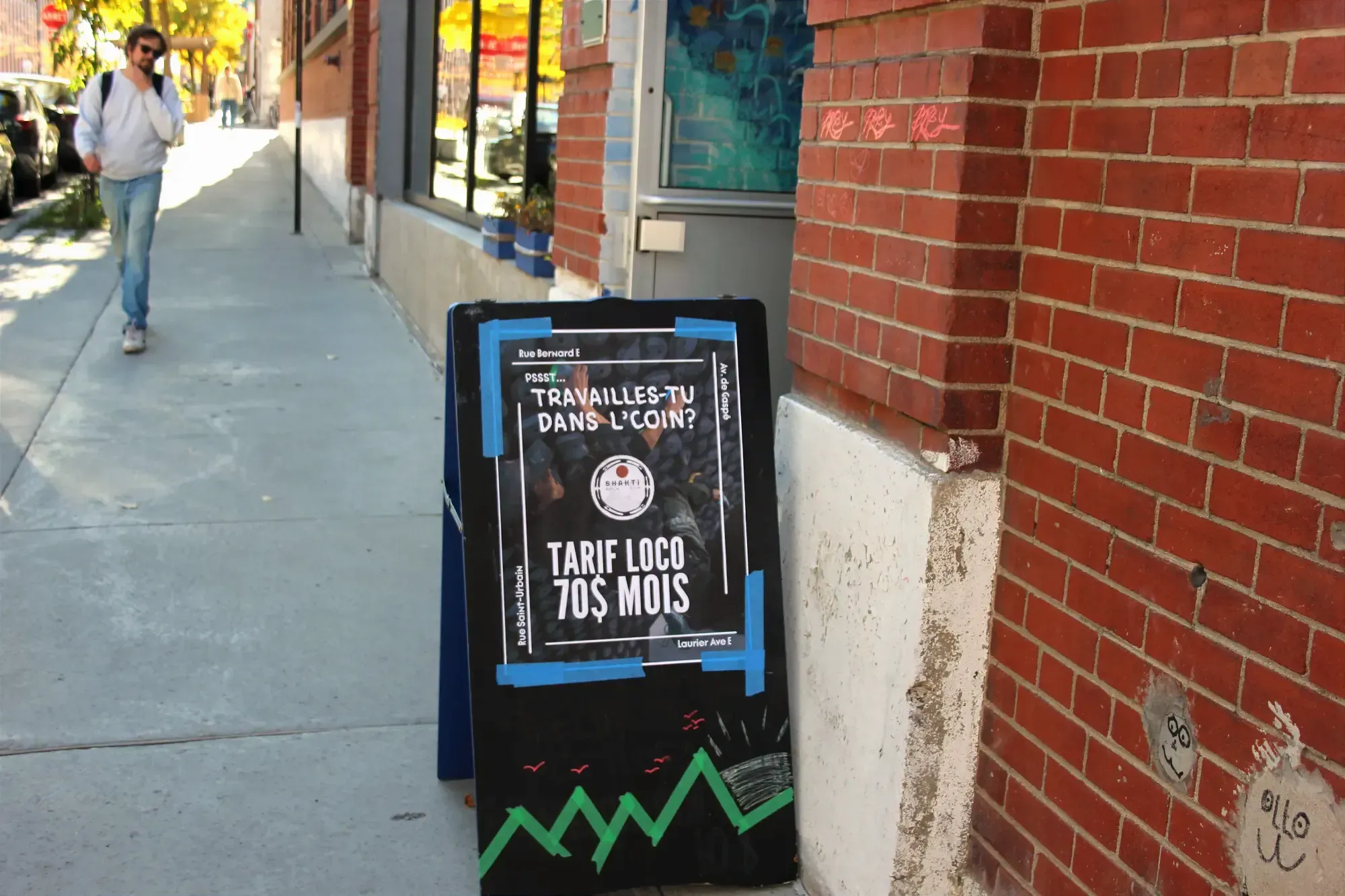 On peut lire «Travailles-tu dans l'coin? Tarif loco 70$ mois» sur une affiche installée sur la rue Saint-Viateur, à l'extérieur du Shakti Rock Gym.