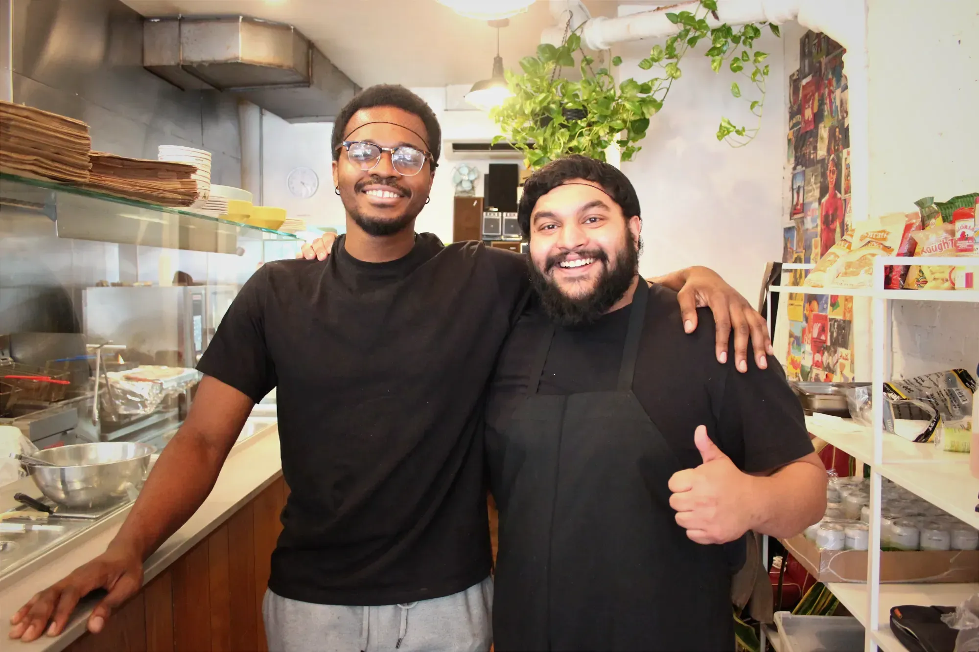 Seikou Jawara et Wahid Uddin posent pour la photo, à l'intérieur du restaurant Lloydie's de la rue Saint-Viateur.
