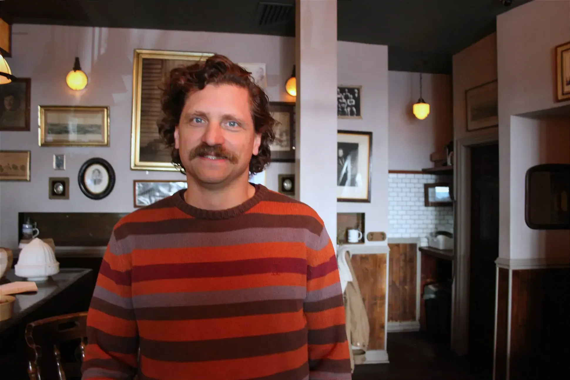 Stephen Kamp, dans le Bar le Sparrow, dont il est le copropriétaire.