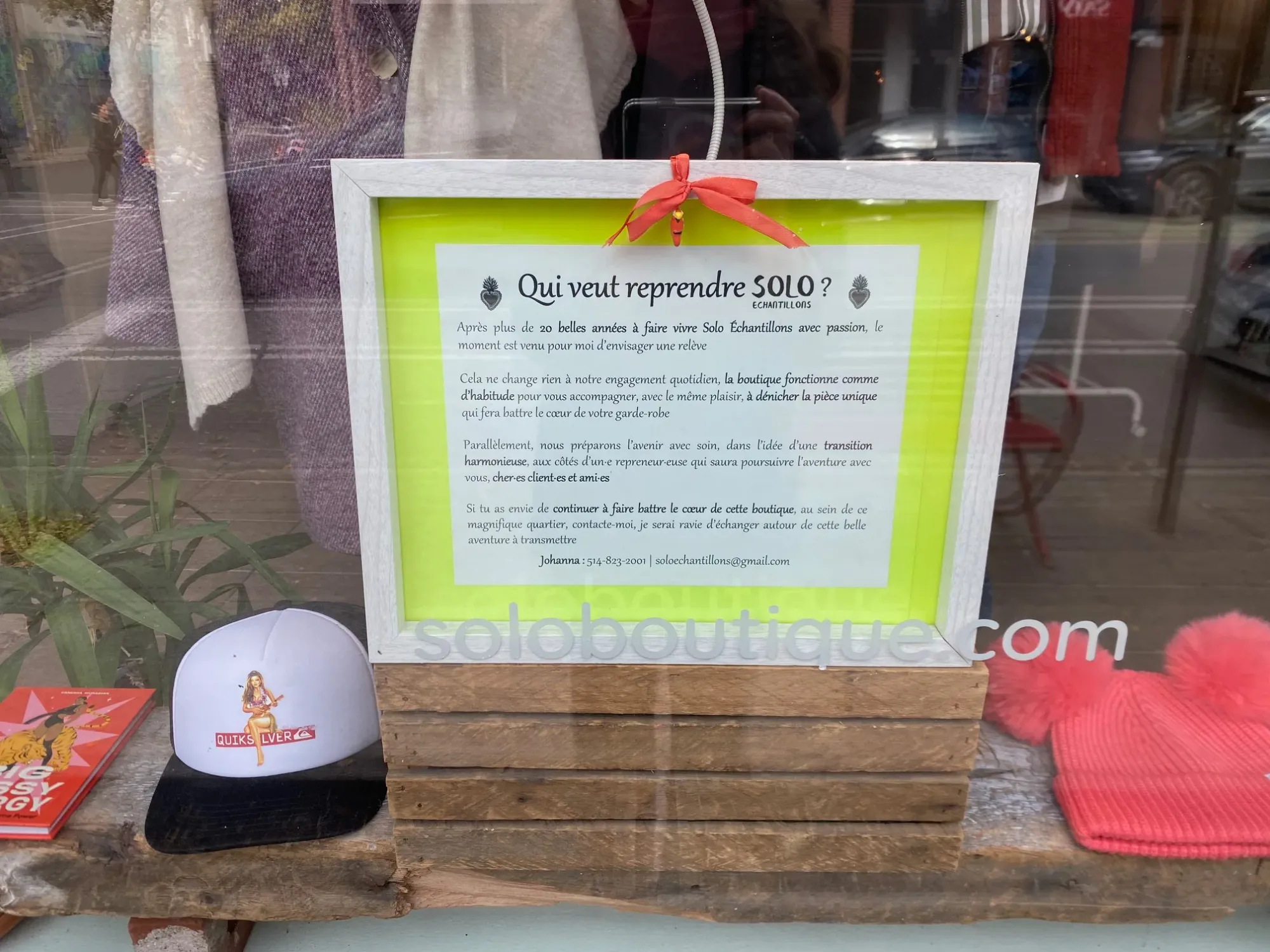 L'affiche dans la vitrine de la boutique.