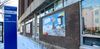 La photo montre la façade extérieure l'école primaire Lambert-Closse avec une oeuvre d'art sur le mur.