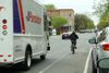 Un cycliste circule sur la piste de la rue Saint-Urbain.