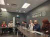 Huit personnes sont assises devant des tables dans les bureaux de l'arrondissement du Plateau-Mont-Royal.