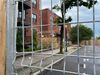 On voit en premier plan un grillage métallique et, derrière, les immeubles évacués.