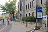 Le poste de quartier 38. On voit des cyclistes circuler sur la piste cyclable qui se trouve devant l'entrée.