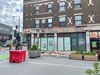 La photo montre la façade du A&W sur l'avenue du Mont-Royal avec des blocs et briques tombés par terre, sur le trottoir.