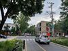 L'intersection Marie-Anne/de Brébeuf. Une automobile, faisant face à l'ouest, fait son arrêt, alors qu'un cycliste s'apprête à traverser en sens inverse. 