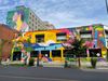 Une murale très colorée avec des animaux, la mer et le soleil, où l'on peut lire les mots «PURA VIDA».
