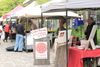 On voit quelques kiosques du Marché Laurier devant la sortie nord de la station de métro. 