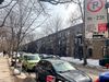 On voit une pancarte d'interdiction de stationner et plusieurs véhicules garés dans la zone à vignettes.