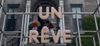 Gros plan sur les mots "UN RÊVE" écrits en lettres lumineuses.