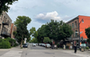 La rue Jeanne-Mance, le regard vers le nord, à l'intersection avec la rue Bernard.