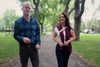 Les candidats se dirige vers la caméra en marchant sur un sentier du parc Baldwin. 