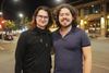 Les deux candidats posent le soir, devant l'intersection du boulevard Saint-Laurent et de l'avenue Laurier.