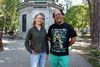 Les deux candidats posent devant Le kiosque K, au Square Saint-Louis. 