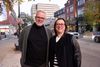M. Joannette et Mme Santos posent devant le boulevard Saint-Laurent. 