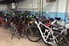 Une masse de vélos se trouve près du mur du garage du poste de quartier 38.