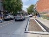 La rue Clark vers le nord avec, à droite, une fosse mince et longue remplie de terre à l'endroit où se stationnent habituellement des voitures.