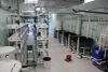 Des étagères à gauche attendent des plantes et de grands bacs à droite attendent des poissons.