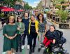 Les sept candidats et candidates posent sur l'avenue Mont-Royal piétonne.