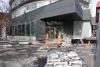 La photo montre des matériaux de construction placés devant l'entrée du Benelux.
