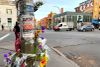 Vue de l'intersection, avec les fleurs et le lampadaire à l'avant-plan. 