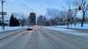 Une avenue et des trottoirs