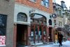 La façade du bar-spectacle, le Quai des brumes. 