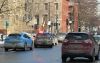 Le véhicule est stationné en diagonale du côté nord de la rue Prince-Arthur. Une femme vient de traverser la rue à pied et jette un regard vers la caméra. 