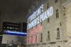 On peut lire en lettres lumineuses: L'itinérance commence quand le logement disparait.